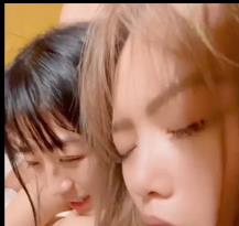 FansOne精选网红倪娜Nina四人游自拍时长11分，夹汉堡用嘴车灯