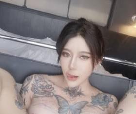 火爆网红龙猫夫妇资源：CarrieButterflysexychloe56，身材颜值纹身，138V556M