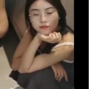 《眼镜妹团建大学四姐妹合租套房互动视频》