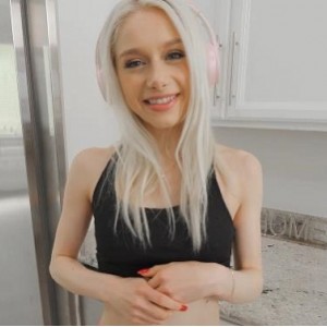 欧美新视讯2V-3.3G自由国时长58分新片三人游女同肛J颜S