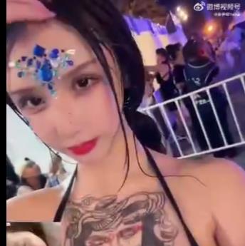 金伊娜三明治三人游短视频，抖音号yena备受关注，名场面吹保护，注意言行避免封号，赶快观看吧！