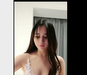 43分钟美女自拍互动视频，美颜滤镜身材少妇齐备