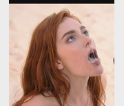 沙滩美女与黑猩猩对决，黑白分明，视觉盛宴！