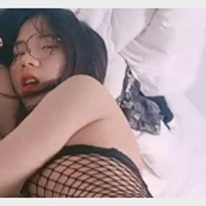 可爱小姐姐穿着诱人的黑丝网袜，展示光滑的胡子的视频