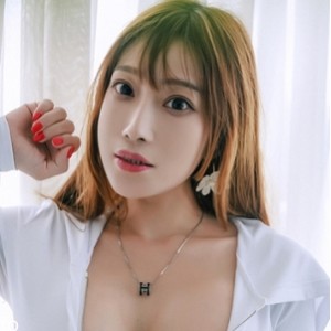 用酒瓶子的狠人奶牛女神JVID《波妮》