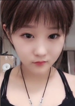 抖音快手网红秀自己的灵活舌头