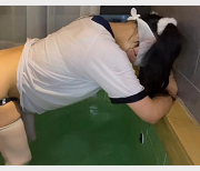 体C服双马尾萌妹在浴池被糟蹋