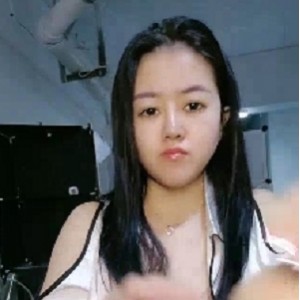 六六社-温柔气质美熟女，下班后宿舍内妩媚释放压力，情调道具自玩流出