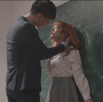 热门推荐华人传媒公司新作！教室主题麻豆片，女主颜值竿娆技术精湛，战况激烈！450亿身家