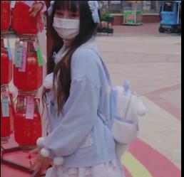 网吧妹子独家表演完整版，男主观看用嘴！