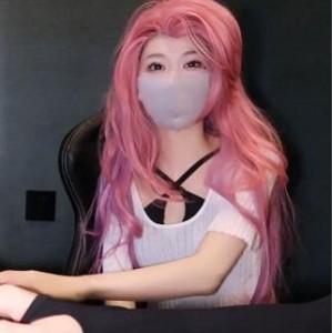 “粉色情人自拍出品，时长21分钟，特写鲍鲍，软萌兔兔酱JK装玩塞子女主身材”