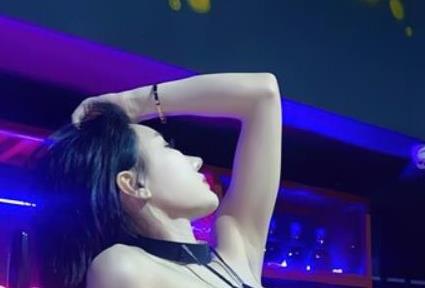 推特女神佳多饱精选资源：9头身精选反差表演