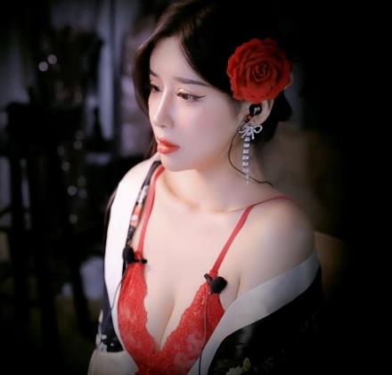 小恩雅新剧情：妈妈儿仔自拍，时长1小时30分，动作妩媚