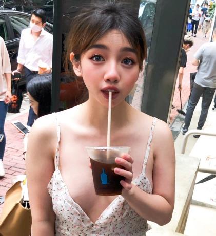 香港网红伊理文自拍作品图集，地铁大巴游乐场都在热议