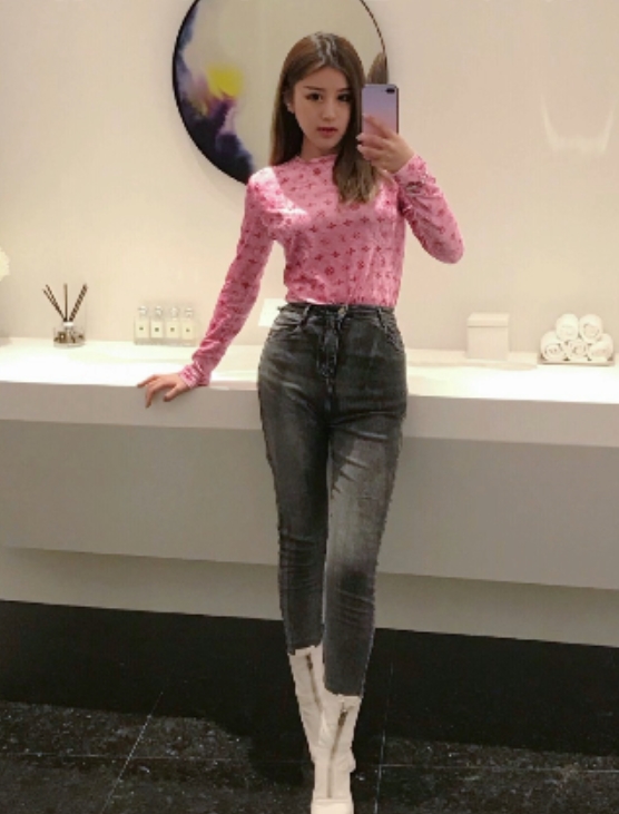 为你带来“抖音风和视频加字幕合集V448P无+7.8GB”，内含长视频和多个短视频，共计7.8GB大小。该视频合集有丰富的字幕和旁白，展现了各种时尚服装和流行舞