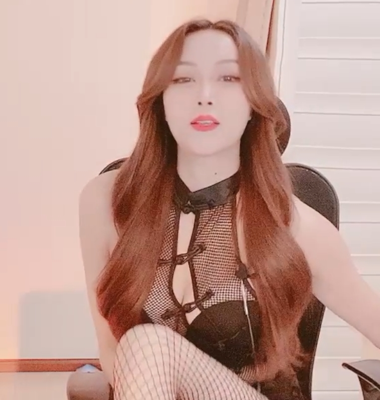 女王ANNVV(CNNANA)音乐盛典精彩表演108v155.2g，收藏热度飙升