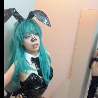 创可贴贴火爆合作视频，22分钟极S表情秀！兔女郎装下水道秀，包包设计精美，推荐下载观看！