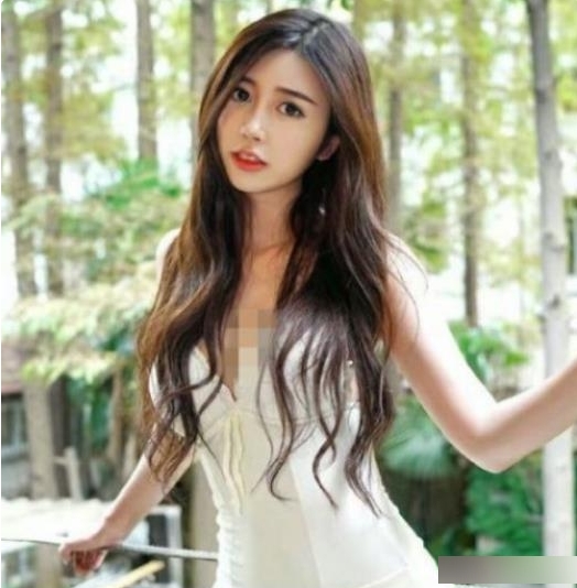 的魅力无可抵挡，她的户外作品更是让人心动不已。大合集中包含了17套资源，总计1.3G，每一帧都是精彩的画面。快来感受这位御姐轻熟少女的魅力吧！