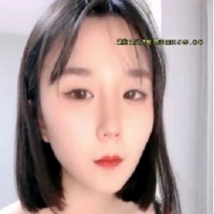 惊现气质美少女短发巨兔展示细节化短发美少女与巨兔的惊现气质，展展示独特魅力