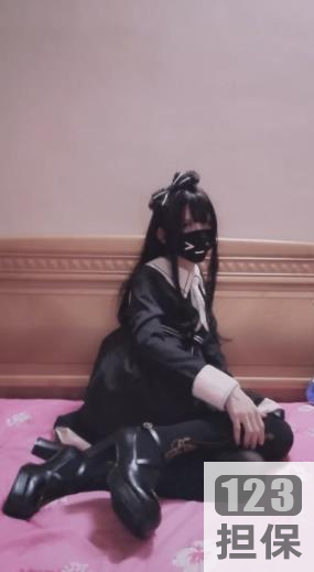 1.Sola酱的微博粉丝数量突破18W，网红女巫的魅力不可挡！2.Sola酱cosplay明日方舟、碧蓝航线等角色，颜值在线引发粉丝狂热！3.互动高能！Sola