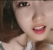 清纯大眼萌妹子露脸某处放飞自我厕所精彩视频，百度盘免费下载！