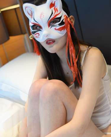 顶级重磅女神超有尺度绝品新品，时间长凸起粉嫩太精选，全程无尿点B无敌嫩B颜值！