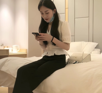 小宝寻花深夜场：苗条小姐姐笑起来很甜，高清流畅视频1.35G