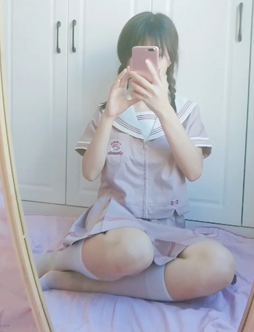 《妹子萌妹子欢欢：精彩穿着，让人痴迷的两部作品》