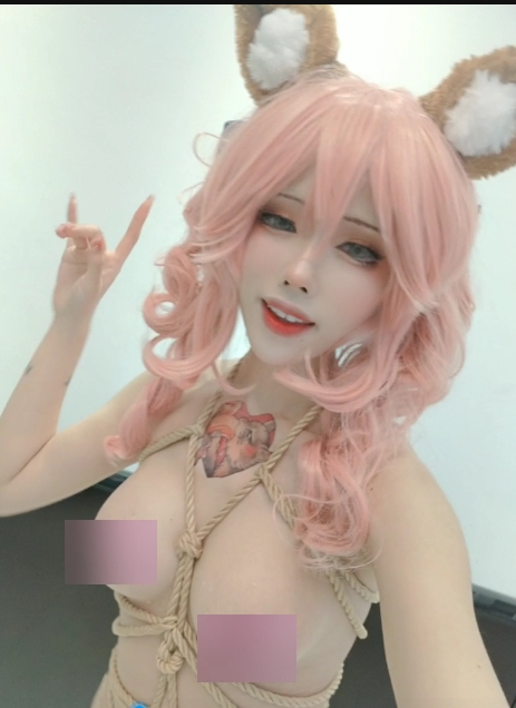 探索TiTi的网红世界:推特COSER@TiTi私拍合集,拥有着精致容颜的英伦小公主,激动人心的美丽造型,令人叹为观止的拍摄手法,无尽欢乐的护肤秘籍,这一切,都