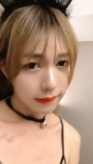 『19岁男人“伪娘粥粥”，完美身材+5个G，抖音网红人妖带你见识不一样的美』