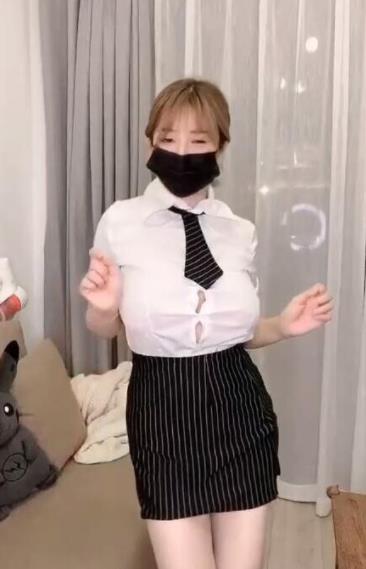 虎牙爆红！极品女神周大萌40.9G超人气萌萌巨R姬完整合集，火烧到极致！