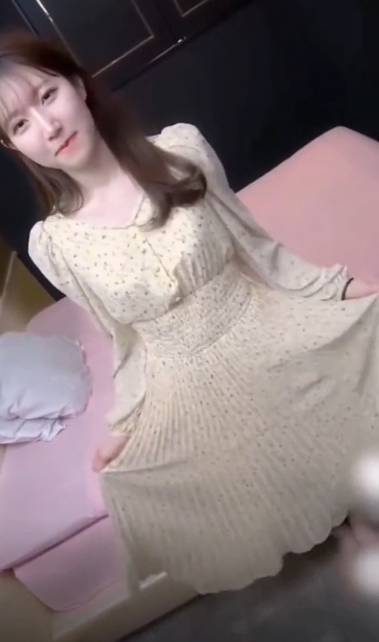 高颜值美眉猛舔狂舔，1V136M百度云永久链接，让你心动不已