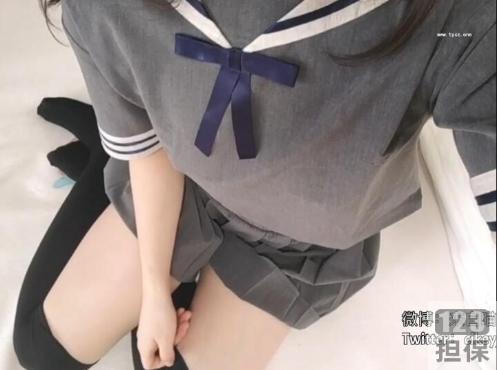 「灰机场的小魔女：岁酱自嗨抖音，让你被迷住！」