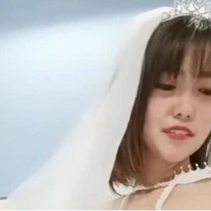 两位极品女主播,一部作品两部婚纱!白色的婚纱你穿过吗?