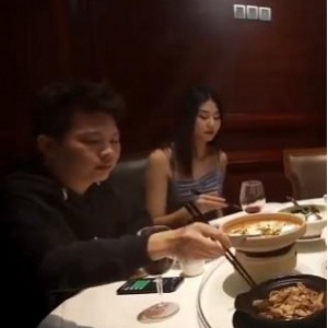 “堕落人Q：自拍4V大制作，1.8G连载作品，冠名91的传媒公司新宠”