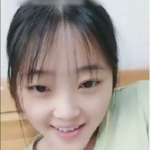 清纯甜美学生妹-学校女神,男友面前的小小狗