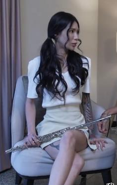 根据给出的内容，可以为商品取以下1.限时特惠轻量传媒精选：反差女儿+双修少妇+公厕傻女+亲姐，7V-1G2.轻量传媒精选：反差女儿、双修少妇、公厕傻女等7V-1