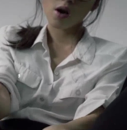 黑丝美女自行打包爆撩视频