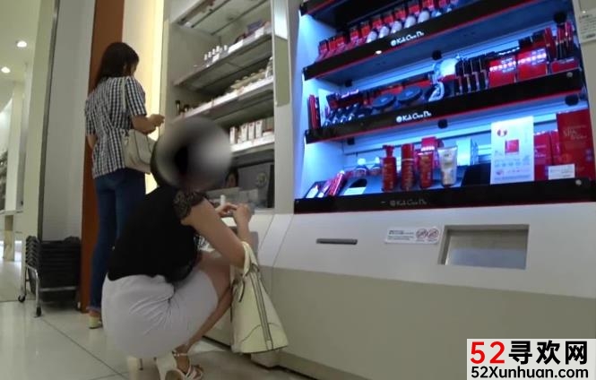 性感御姐被拍到：白色包臀裙紧身连衣裙+卷发+短裤，圆润蜜桃臀+美腿大神争吵