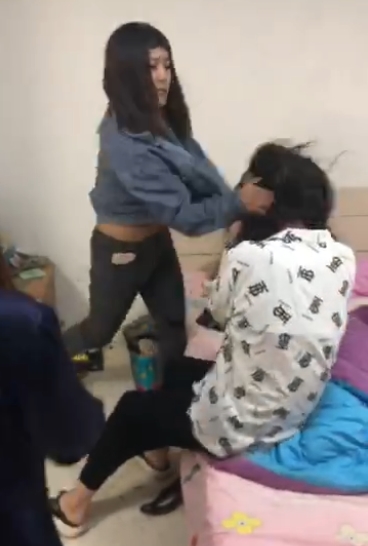 《女子报复男友劈腿捉奸：现场抓奸，家鱼水交融，威逼利诱，狗血津津》