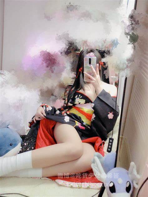 火爆快手新人希希酱：妹子光“阴”体质，神秘处连衣裙，小樱桃希希酱