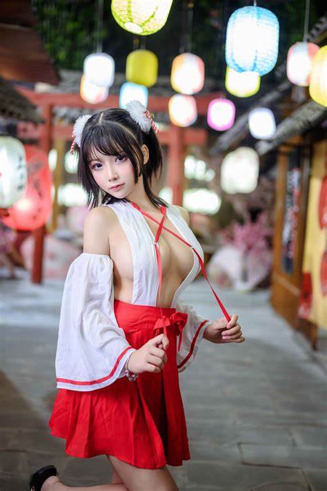 COSER@抱走莫子：高贵巨熊御姐，身材性感火辣，吸精能手，福利视频游戏环节！
