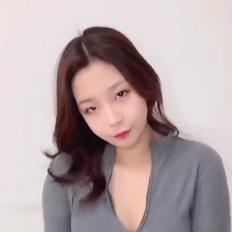 场欢乐的氛围和多人互动的热闹场面。而怼脸和大场面的出现，则让整个视频更加有趣和有看点。综上所述，这份视频资源不仅包含了丰富的内容，还有着优质的画质和音效。因此，