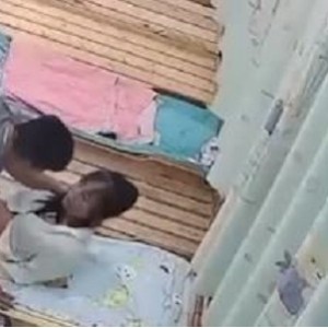 师事件监控曝光：16分钟精彩片段，颜值女主遭前男友打砸，车灯照亮一切