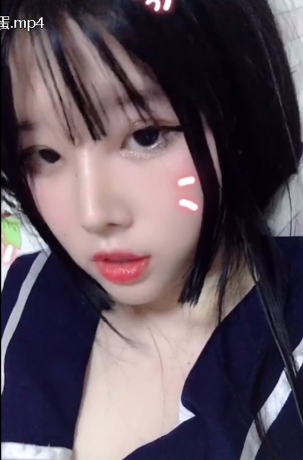 个视频合集以可爱萌妹为主角，包含21个视频，总大小为3.4G，吸引了众多网友的关注。标题为：“清新可爱萌妹视频小合集[21V+3.4G]”