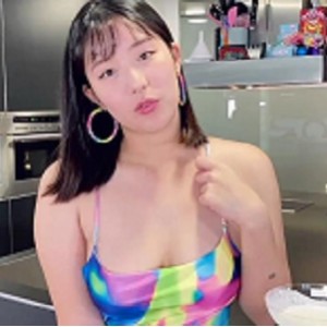 P站美女留学生欧祖儿：高跟鞋长裙厨房战斗视频大放送