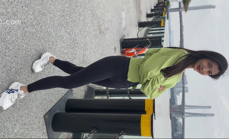 美女穿着黑色紧身裤展示长腿和翘臀的视频，百度云分享