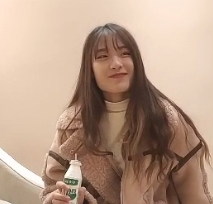 超清设备拍摄00后苗条嫩妹艾薇视角清晰某处进入沙发