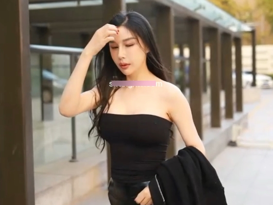 秀人网田冰冰：苗条身材、性感淡妆、乌黑长发、活力泳衣，诱人穿着沙滩海风中的美女，让你屏息麻醉！