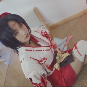 Cosplay女神神樂坂真冬资源：经典抖音美女日系动漫白色丝袜蝴蝶结鹿角